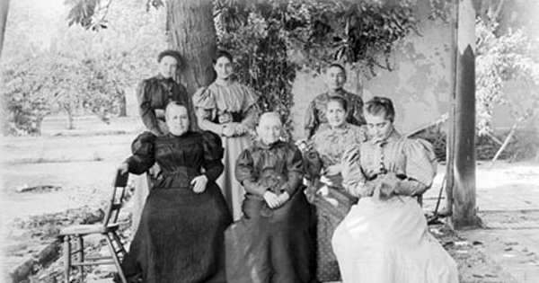 Grupo de mujeres, ca. 1898