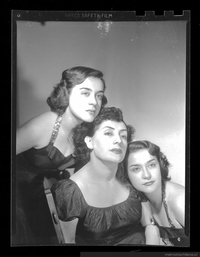 Retrato de Sonia y Miriam, junto a Cora Santa Cruz, ca. 1955