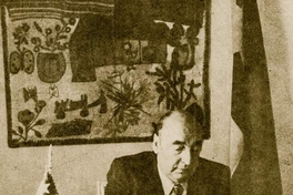Pablo Neruda en la oficina principal de la embajada en París, 1972