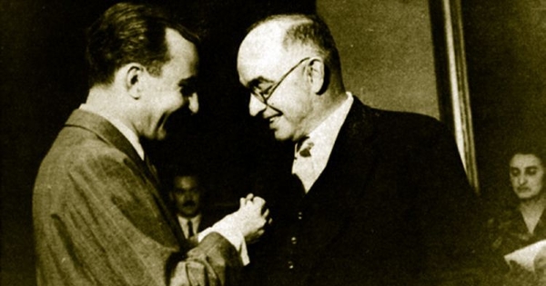 Carlos George Nascimento recibiendo la Orden del Mérito, 1950