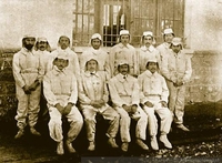 Personal del desinfectorio público con uniforme de trabajo, 1910