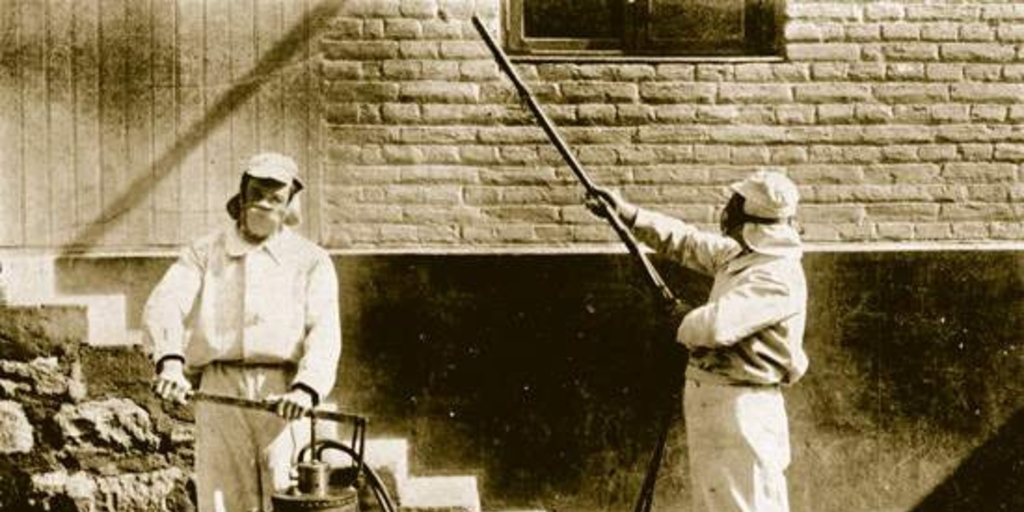Desinfectadores trabajando, hacia 1910