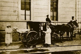 Introducción de enfermo en carruaje de ambulancia, hacia 1910