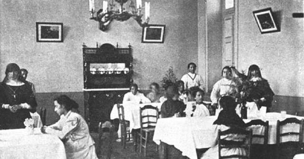 Casa de Orates. Comedor de las pensionistas, ca. 1901
