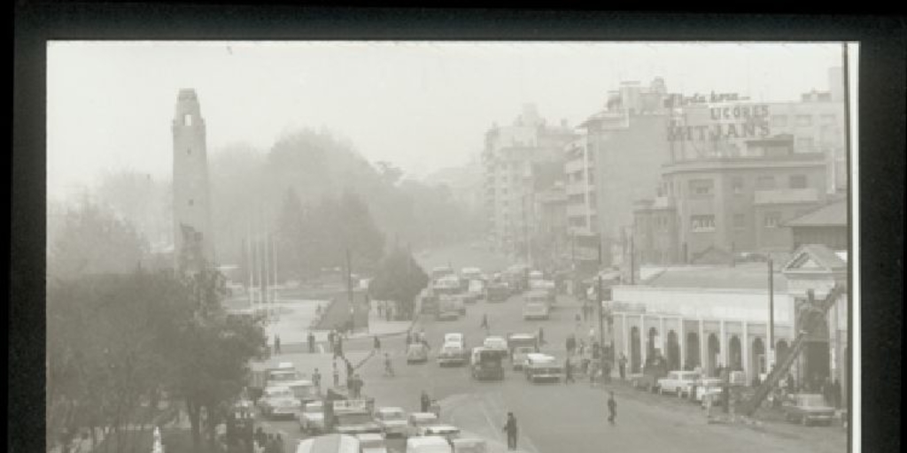 Calle Ismael Valdés Vergara, a un costado se aprecia el Mercado Central, ca. 1968