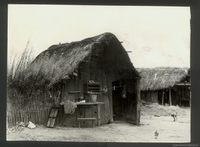 Exterior de una cocina a fogón, que forma parte del conjunto de una vivienda rural, ca. 1970