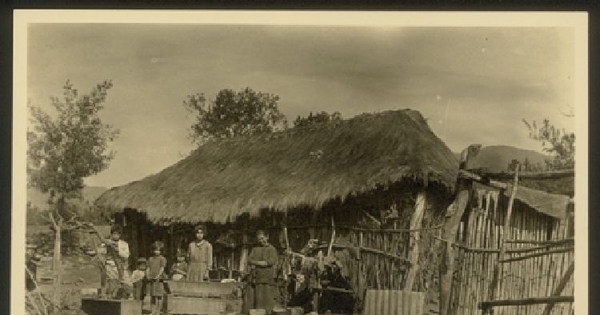 Familia en su vivienda rural, ca. 1930