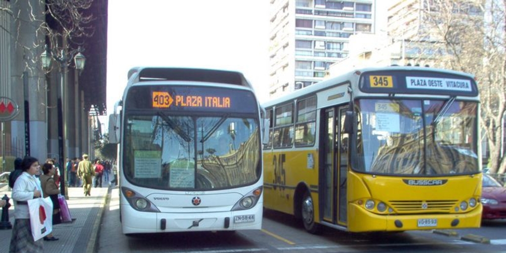 Un bus articulado del Transantiago, junto con una micro del sistema de licitación, 2007