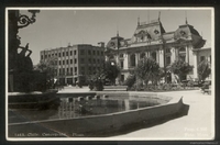 Plaza en Concepción, al fondo edificio de la Municipalidad, ca. 1940