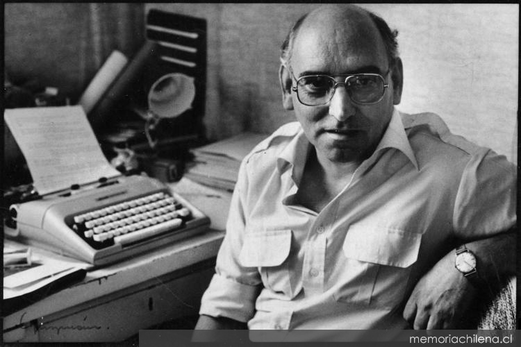 Juan Radrigán frente a su máquina de escribir, 2 de marzo 1984