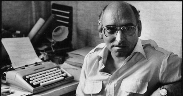 Juan Radrigán frente a su máquina de escribir, 2 de marzo 1984