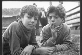 Dos niños vagos, uno fumando, ca. 1970
