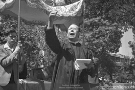 Sacerdote realiza bendición durante celebración del día del roto Chileno, 1944
