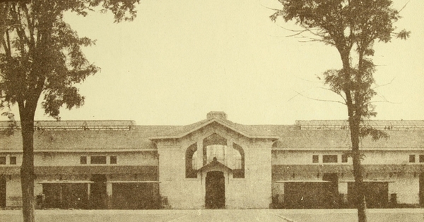 Fachada del nuevo Matadero, obra del arquitecto Hermógenes del Canto, ca. 1915