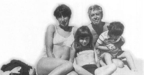 Luis Hernández Parker y su familia en la playa