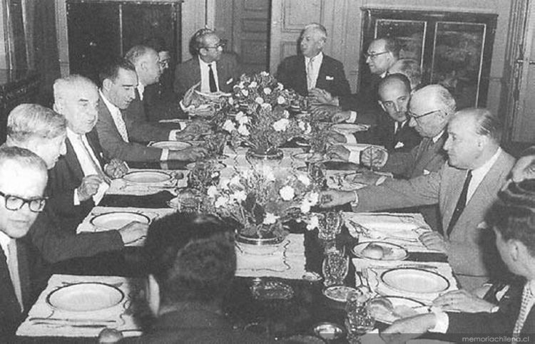 Rafael Maluenda, Daniel de la Vega y José María Navasal en un almuerzo, ca. 1960