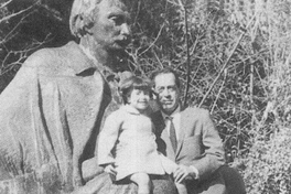 Tito Mundt y su hija Bárbara, sentados sobre la escultura de José Victorino Lastarria, en el Cerro Santa Lucía