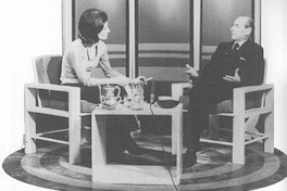 Raquel Correa entrevistando a José María Eyzaguirre durante una transmisión televisiva, ca. 1970