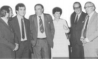 Raquel Correa y políticos durante entrega del Premio Silvia Pinto, ca. 1985