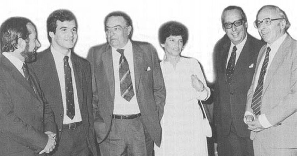 Raquel Correa y políticos durante entrega del Premio Silvia Pinto, ca. 1985