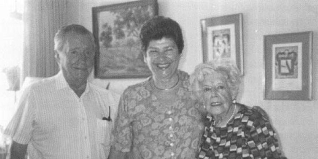 Raquel Correa junto a su esposo, Eduardo Amenábar y la profesora Elvira Carrasco, ca. 1995