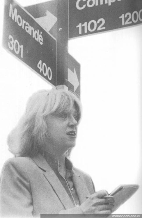 Pilar Vergara durante la realización de una nota periodística, ca. 1975