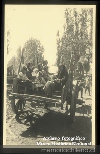 Familia se transporta en una carreta tirada por bueyes, en la Hacienda el Huique, ca. 1930