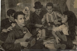 Orlando Letelier junto a otros estudiantes en una velada universitaria, 18 de agosto de 1951