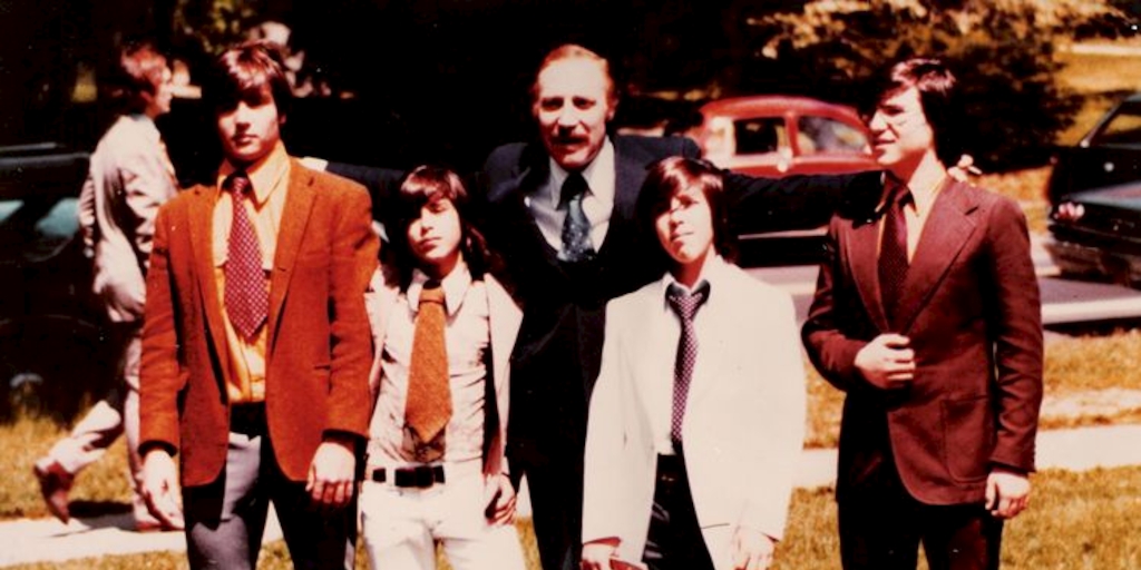 Orlando Letelier junto a sus hijos, ca. 1970