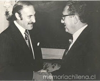 Orlando Letelier junto a Henry Kissinger , ca. 1972