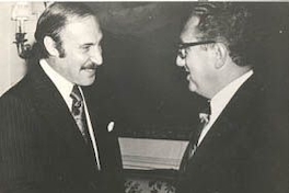 Orlando Letelier junto a Henry Kissinger , ca. 1972