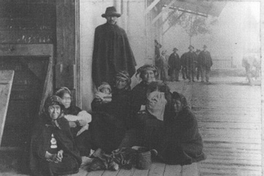 Mapuches en las puertas de un almacén de pueblo, 1902