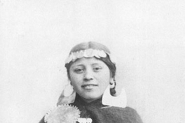 Mujer mapuche con joyas de plata, ca. 1890