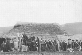 Mapuches frente a una ruca en Malalhue, IX Región, ca. 1890