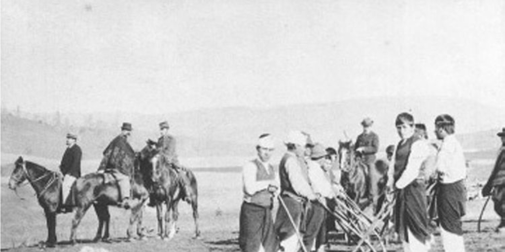 Palife, jugadores de chueca en Huiñilhue, IX Región, ca. 1890
