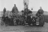 Grupo mapuche junto a un rewe
