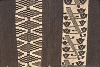 Detalle de makuñ, poncho en tejido ñimin con motivos fitomorfos