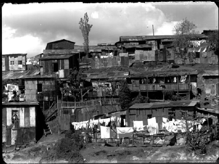 Vista de las casas pobres en los cerros de Valparaíso