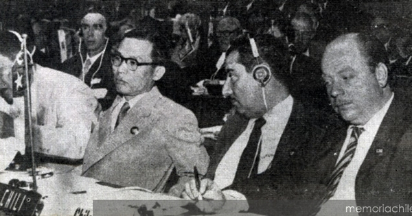 Carlos Dittborn y Juan Pinto Durán en Congreso de la FIFA en Lisboa, 1956