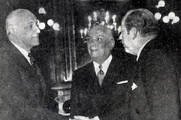 El Presidente Jorge Alessandri R. saluda a Carlos Dittborn, Presidente del Comité Ejecutivo Chileno de Mundial de 1962