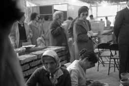 Visitantes y artesanas en la Feria de Arte Popular de 1973