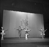 Escena del ballet "Divertimento Real", Ballet Nacional, 1961