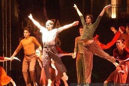 Escena de la coreografía "A pesar de todo", de Patricio Bunster, Compañía Espiral, 2001