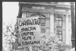 Trabajadores de canales de televisión 9 y 7 protestando por reducción de presupuesto, 1971