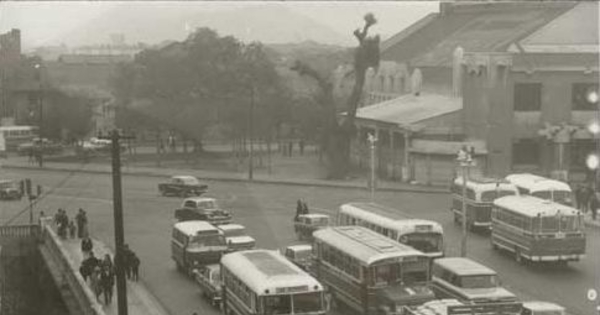 Transporte público circulando sobre puente del Río Mapocho, ca. 1969