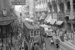 Carros, tranvías, micros y peatones circulan por calle Ahumada, Santiago, ca. 1940