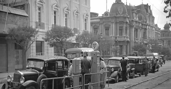 Autos esperan su turno para cargar combustible, ca. 1947