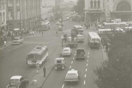 Transporte público y particular en la calle Ismael Valdés Vergara, Santiago, ca. 1970