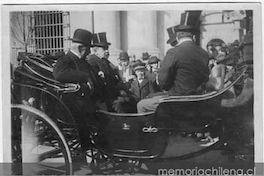 Don Pedro Montt acompañado de Elías Fernández Albano, camino a la estación para emprender viaje al extranjero, 1910