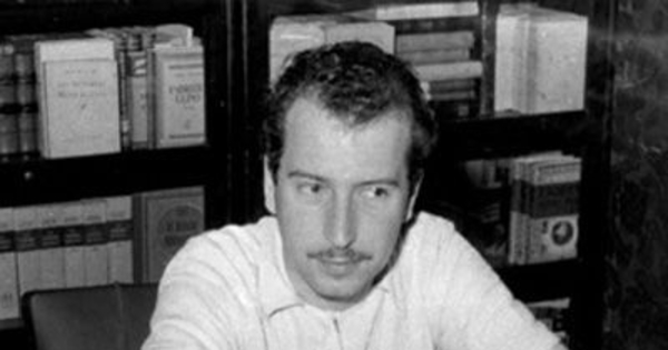 David Rosenmann-Taub en su biblioteca, Santiago de Chile, 1955